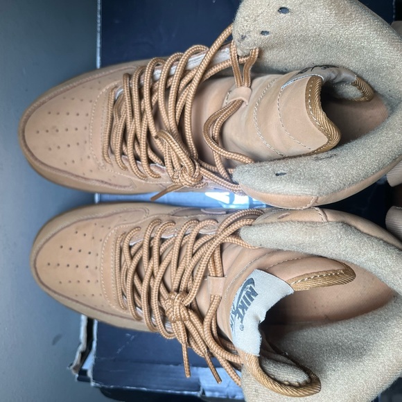 Athletic_Shoes